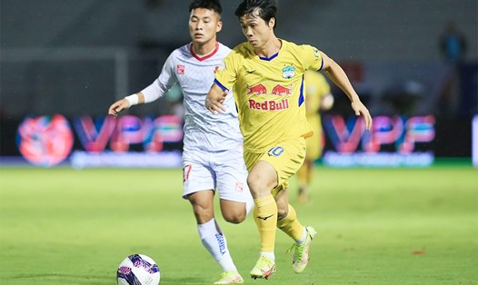 Tiền bản quyền truyền hình V.League tăng lên sẽ giúp ích rất nhiều cho các đội bóng chuyên nghiệp Việt Nam. Ảnh: VPF