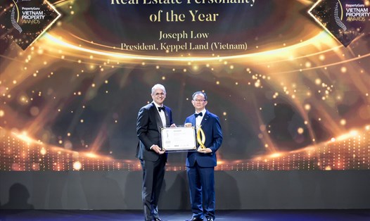 Ông Joseph Low (phải), Chủ tịch Keppel Land Việt Nam, nhận giải thưởng Nhân vật bất động sản của năm tại PropertyGuru Vietnam Property Awards 2022.