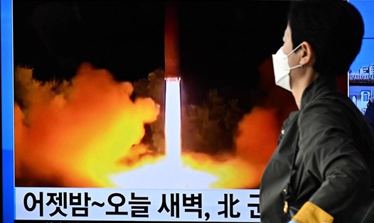 Một màn hình tivi tại một nhà ga ở Seoul chiếu đoạn phim trước đây về một vụ thử tên lửa của Triều Tiên. Ảnh: AFP