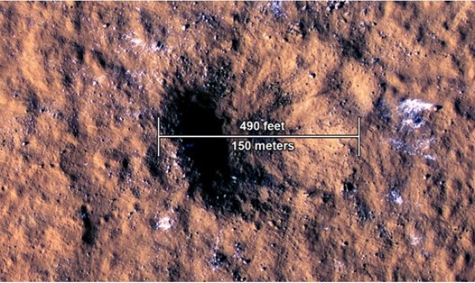 Thiên thạch đâm vào sao Hỏa ngày 24.12.2021 tạo thành miệng hố va chạm. Ảnh: NASA
