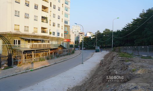 Đoạn hè đường đã đào xới đất dự án, mở rộng hè đường từ 2m lên đến… 4,5m. Ảnh: PV.