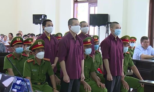 Các bị cáo tại phiên tòa xét xử sơ thẩm vụ án liên quan đến Tịnh thất Bồng Lai vào tháng 7.2022. Ảnh: An Long