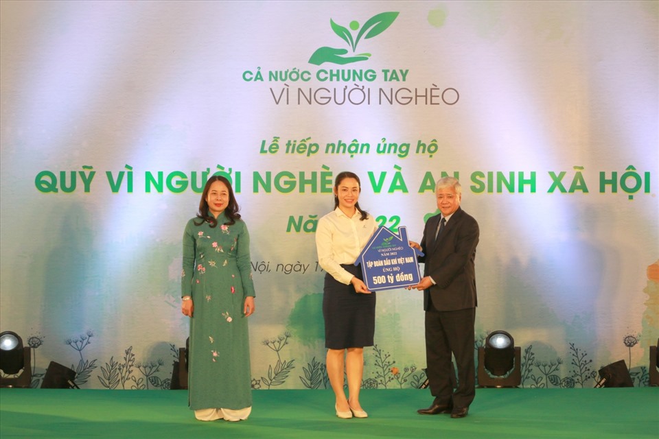 Bà Vũ Thị Thu Hương – Phó ban Truyền thông và Văn hóa doanh nghiệp Tập đoàn Dầu khí Việt Nam đại diện Tập đoàn trao ủng hộ 500 tỉ đồng cho Quỹ “Vì Người nghèo” và an sinh xã hội. Ảnh: CĐN