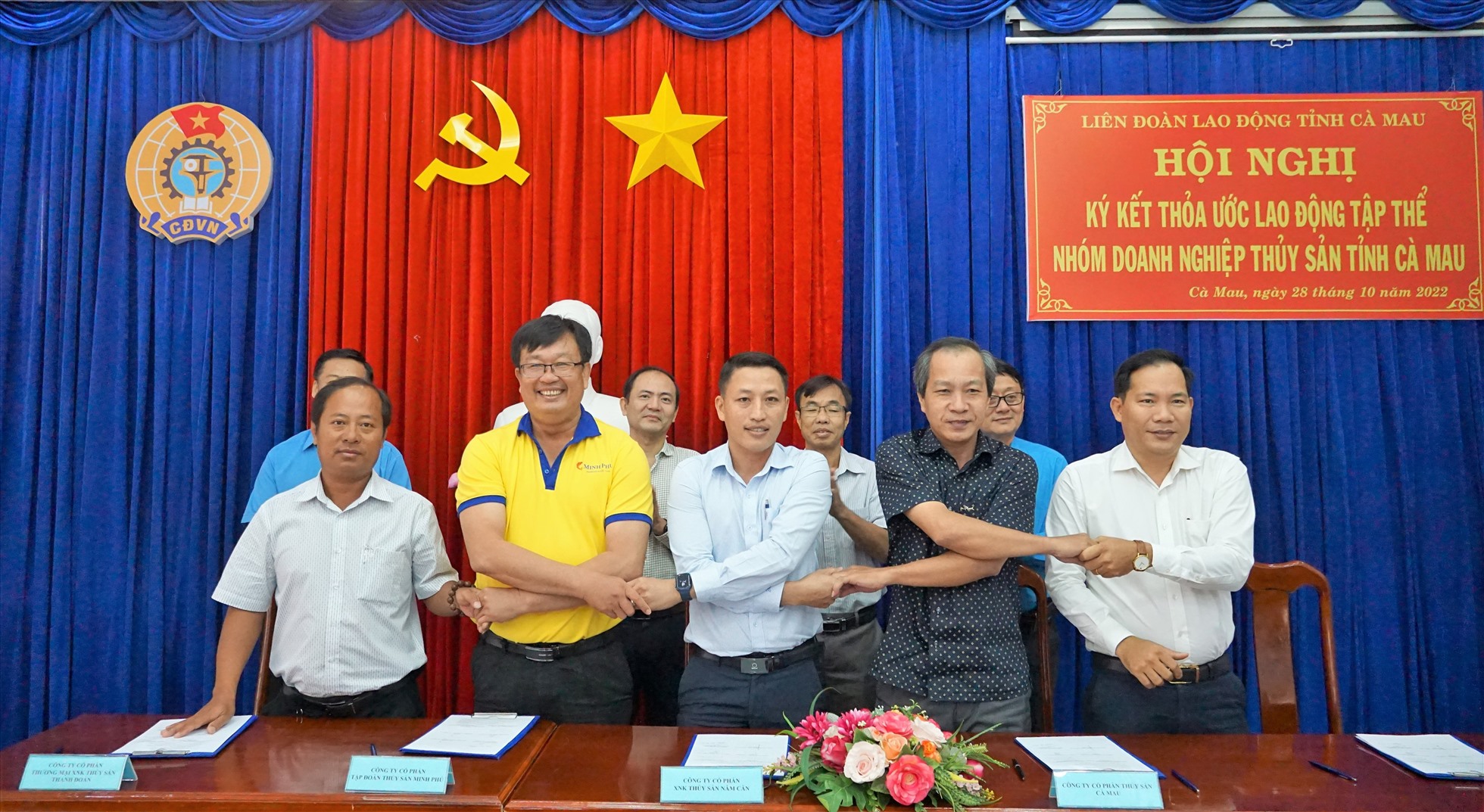 Đại diện lãnh đạo 05 doanh nghiệp thuỷ sản ký kết Thoả ước lao động tập thể.