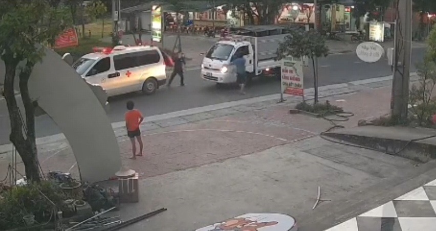 Xử phạt hành chính xe tài xế xe cứu thương. Ảnh: Cắt clip