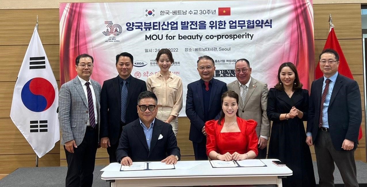 Lễ ký kết hợp tác giữa Hiệp hội Phát triển nguồn năng lực ngành làm đẹp Hàn Quốc với Hiệp hội nữ Doanh nhân doanh nghiệp nhỏ và vừa Việt Nam. Ảnh: Song Minh