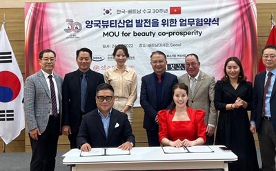 Lễ ký kết hợp tác giữa Hiệp hội Phát triển nguồn năng lực ngành làm đẹp Hàn Quốc với Hiệp hội nữ Doanh nhân doanh nghiệp nhỏ và vừa Việt Nam. Ảnh: Song Minh