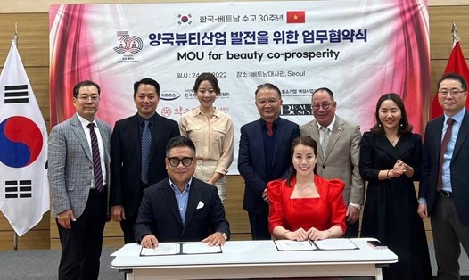 Lễ ký kết hợp tác giữa Hiệp hội Phát triển nguồn năng lực ngành làm đẹp Hàn Quốc với Hiệp hội nữ Doanh nhân doanh nghiệp nhỏ và vừa Việt Nam. Ảnh: Song Minh