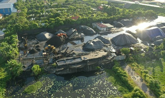 Xưởng than của hộ gia đình ông Đỗ Văn Thái có quy mô khoảng 4.000m2 và hoạt động “chui” nhiều năm nay. Ảnh: N.Trường
