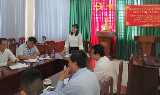 Bà Nguyễn Thị Thu Hiền trả lời ý kiến phản ánh của công dân. Ảnh: Xuân Mai