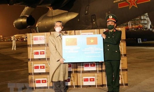Tháng 2.2022, Đại sứ Trung Quốc Hùng Ba bàn giao 300.000 liều vaccine Vero-Cell do Bộ Quốc phòng Trung Quốc tặng Bộ Quốc phòng Việt Nam. Ảnh: TTXVN
