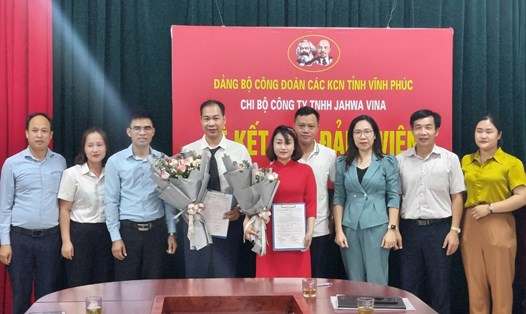 Lễ kết nạp đảng viên đối với đồng chí Nguyễn Thị Lan Hương và đồng chí Nguyễn Minh Công.
