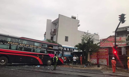 Phú Yên: Va chạm hai xe ô tô khách, một xe mất lái lao vào nhà dân. Ảnh: Người dân cung cấp