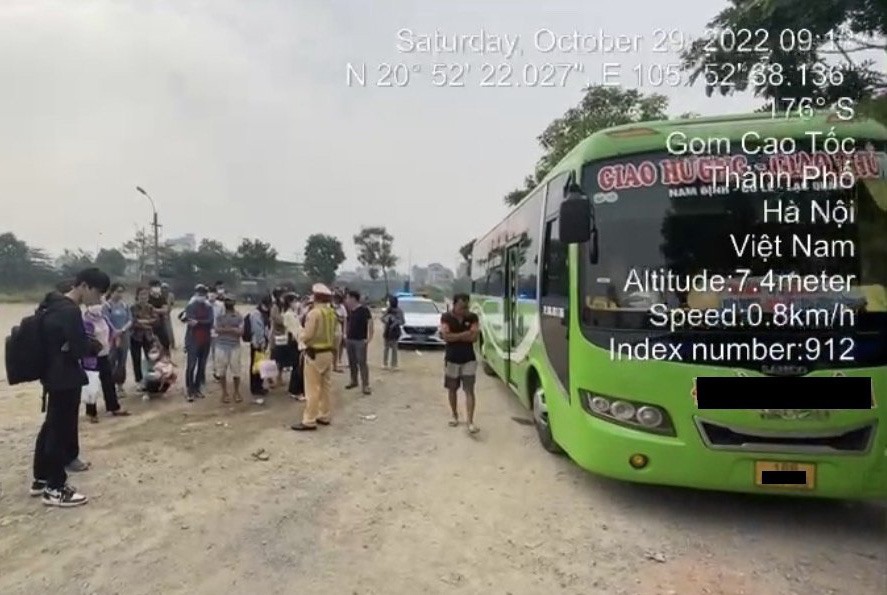 Chiếc xe khách (màu xanh) chở gấp đôi số người. Cả tài xế và chủ phương tiện đều bị xử phạt. Ảnh cắt từ clip