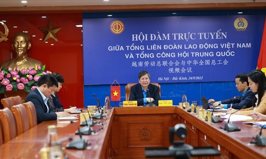 Hội đàm trực tuyến giữa Tổng Liên đoàn Lao động Việt Nam và Tổng Công hội Trung Quốc diễn ra hồi tháng 5.2022. Ảnh: Hải Nguyễn