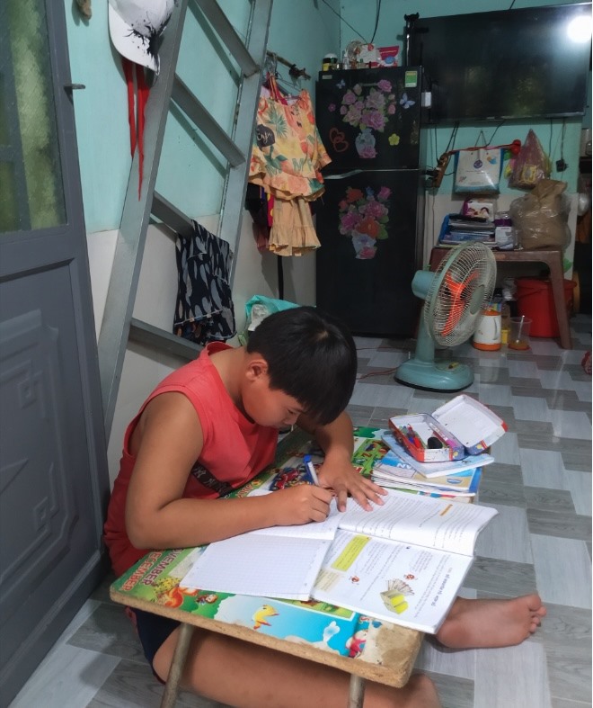 Con CNLĐ nhập cư sống nhà trọ thiếu thốn điều kiện học tập. Ảnh: K.Q