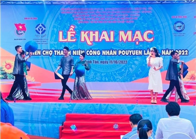 Một tiết mục biểu diễn nghệ thuật trong Chương trình Phiên chợ thanh niên công nhân Công ty PouYuen năm 2022. Ảnh: Đức Long