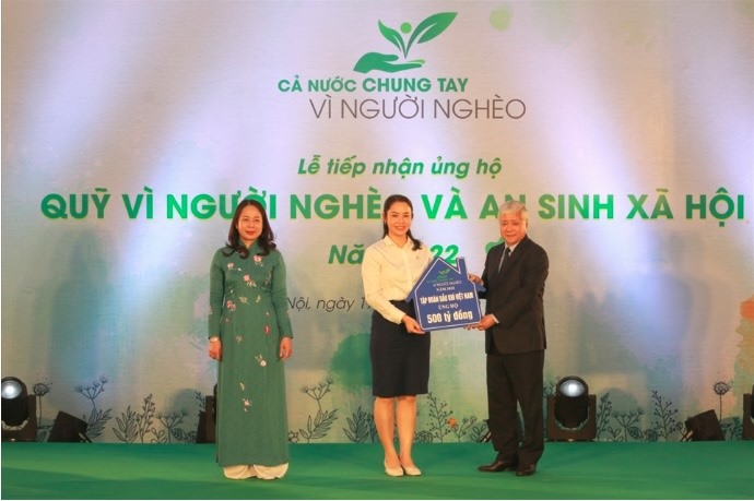 Bà Vũ Thị Thu Hương – Phó ban Truyền thông và Văn hóa doanh nghiệp Tập đoàn Dầu khí Việt Nam đại diện Tập đoàn trao ủng hộ 500 tỉ đồng cho Quỹ “Vì Người nghèo” và an sinh xã hội. Ảnh: CĐN