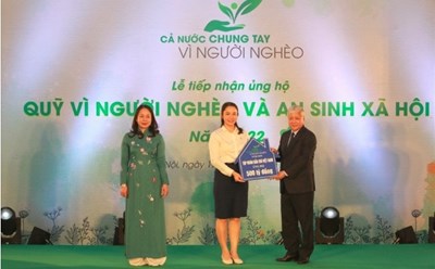 Bà Vũ Thị Thu Hương – Phó ban Truyền thông và Văn hóa doanh nghiệp Tập đoàn Dầu khí Việt Nam đại diện Tập đoàn trao ủng hộ 500 tỉ đồng cho Quỹ “Vì Người nghèo” và an sinh xã hội. Ảnh: CĐN