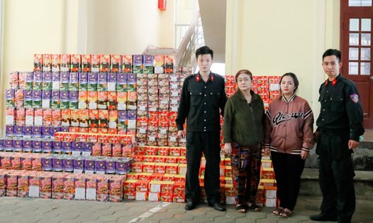 Công an huyện Hương Sơn thu giữ hơn 800kg pháo do mẹ con bà Nú tàng trữ trong nhà. Ảnh: CA.