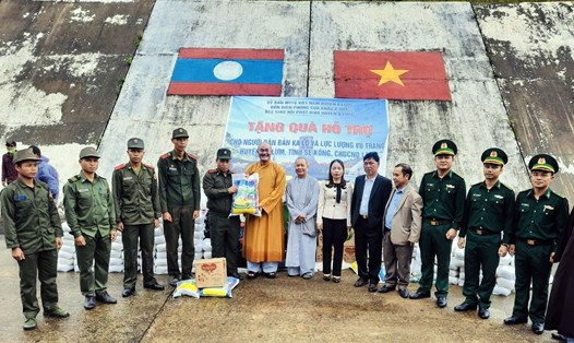 Trao quà cho Lực lượng vũ trang và nhân dân huyện Kà Lừm, tỉnh Sê Kông, Lào.