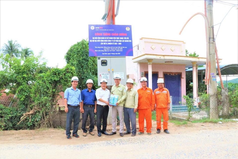 Ông Nguyễn Mạnh Thông - Chủ tịch Công đoàn PC Khánh Hòa (thứ 3, từ trái sang) -thăm công nhân Điện lực Cam Ranh - Khánh Sơn tại hiện trường thi công công trình gắn biển chào mừng Đại hội Công đoàn. Ảnh: CĐĐL