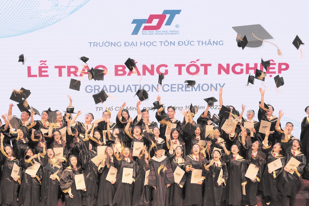 Tân cử nhân Đại học Tôn Đức Thắng rạng rỡ tung mũ tại Hội trường lớn