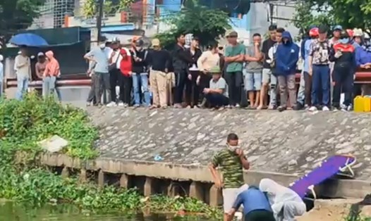 Lực lượng cứu hộ vừa tìm thấy xác nam thanh niên tên H. nhảy xuống sông để thoát thân ở xã Hòa Bình (huyện Kiến Xương, tỉnh Thái Bình). Ảnh: CTV