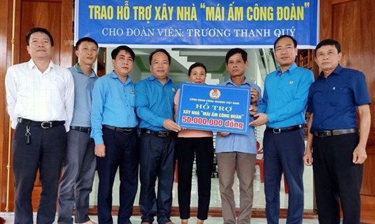 Ông Trần Quang Huy –  Chủ tịch Công đoàn Công Thương Việt Nam (thứ 2, từ phải sang) - trao hỗ trợ Mái ấm công đoàn cho gia đình đoàn viên. Ảnh: CĐCT