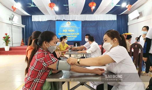 Hàng trăm nữ công nhân Nhà máy may Phù Yên được tư vấn, khám chữa bệnh miễn phí tại hội nghị do LĐLĐ Sơn La tổ chức.