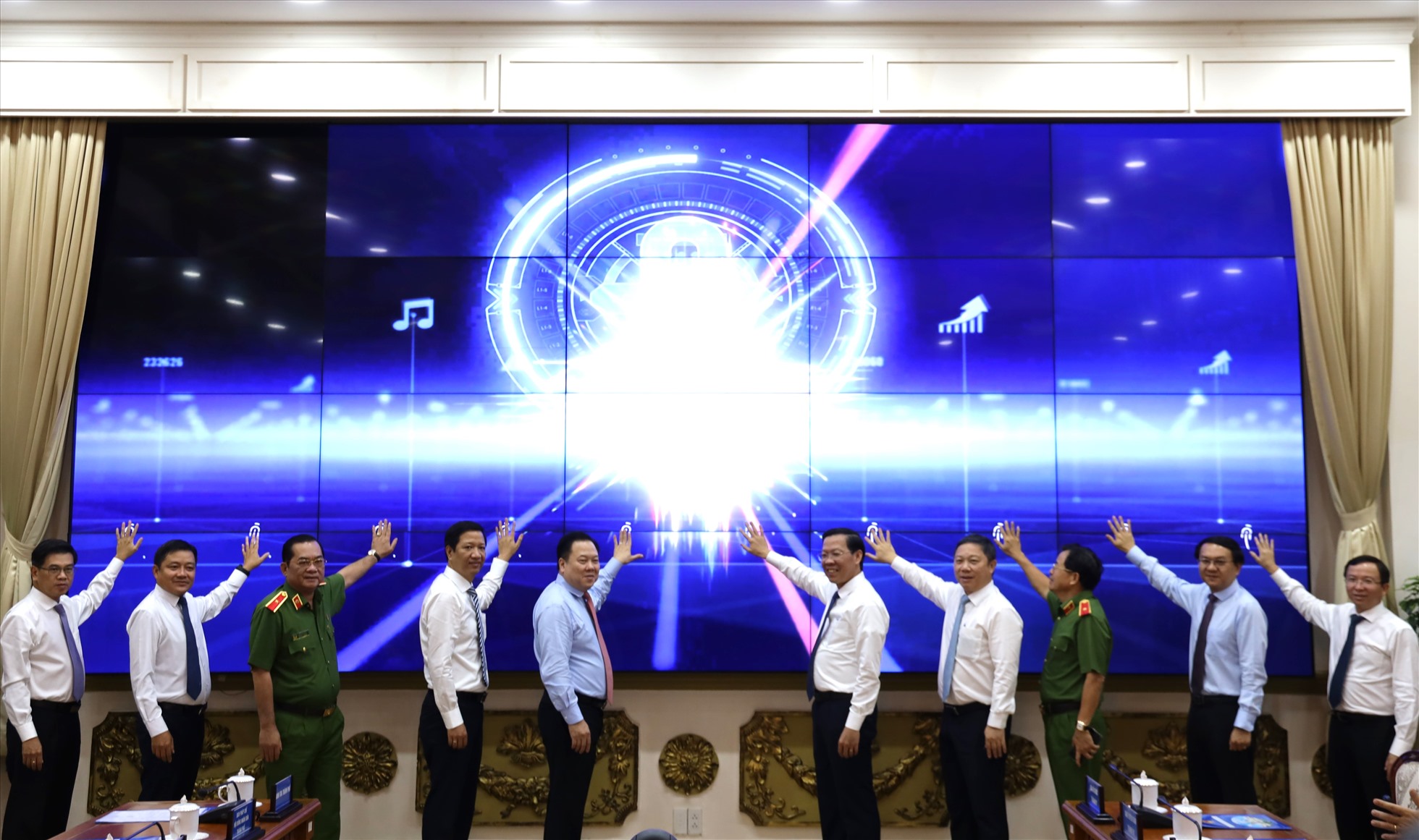 Lãnh đạo TPHCM thực hiện nghi thức công bố hệ thống thông tin giải quyết thủ tục hành chính.  Ảnh: TTBC