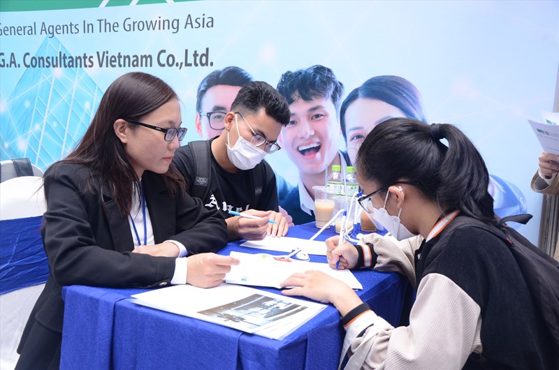 Sinh viên tìm kiếm cơ hội việc làm tại công ty Nhật Bản
