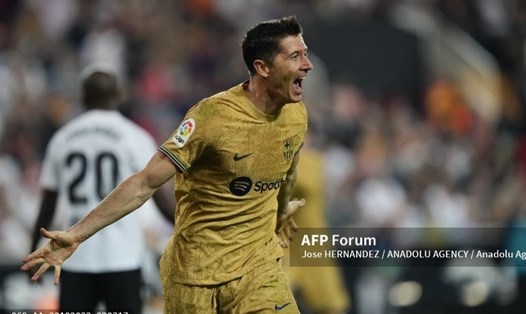 Lewandowski giúp Barcelona giành chiến thắng trước Valencia. Ảnh: AFP