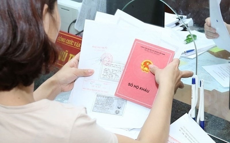 Hà Nội sắp bỏ yêu cầu dân trình CCCD, sổ hộ khẩu trong thủ tục hành chính. Ảnh: Hải Nguyễn