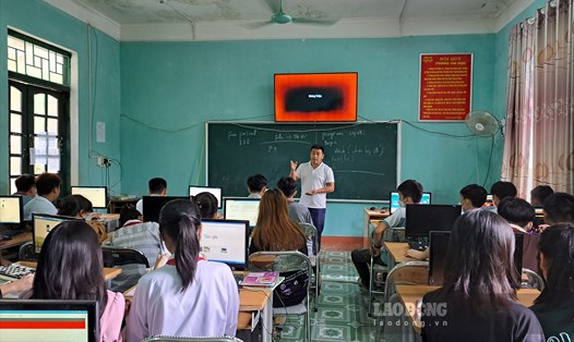 Một tiết dạy của thầy giáo Sùng A Thông - trường THCS thị trấn Mai Châu, huyện Mai Châu. Ảnh: Khánh Linh