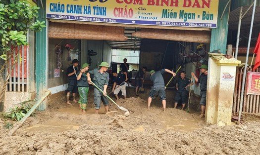 Quân đội được huy động giúp người dân khối 1 thị trấn Mường Xén, huyện Kỳ Sơn (Nghệ An) dời dọn bùn đất. Ảnh: QĐ
