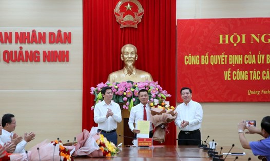 Chủ tịch UBND tỉnh trao quyết định về việc điều động và bổ nhiệm có thời hạn ông Ngọc Thái Hoàng giữ chức vụ Phó Giám đốc Sở Tài nguyên và Môi trường.