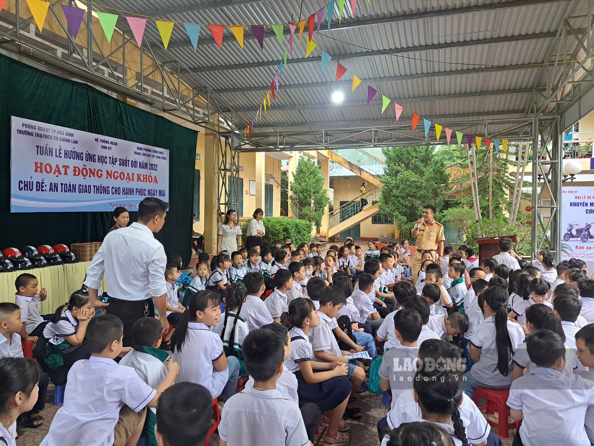 Cán bộ Phòng CSGT - Công an tỉnh Hòa Bình tuyên truyền kiến thức an toàn giao thông cho học sinh. Ảnh: Khánh Linh