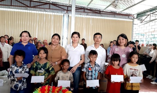 Công đoàn ngành Giáo dục tỉnh Lai Châu phối hợp tặng quà cho các em học sinh xã Pa Vệ Sủ, huyện Mường Tè.
