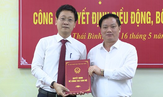 Trước khi chính thức được bổ nhiệm Giám đốc, ông Trường (bìa trái) được bổ nhiệm Quyền Giám đốc Sở Tài nguyên và Môi trường Thái Bình từ ngày 16.5.2022 đến nay. Ảnh: V.N