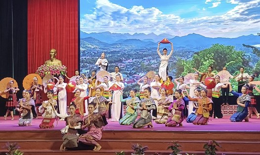 Tiết mục văn nghệ tại Lễ bế mạc Ngày hội văn hóa Việt Nam - Lào lần thứ 3, năm 2022 tại Điện Biên. Ảnh: PV