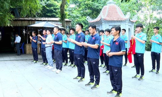 Đội tuyển U17 Việt Nam dâng hương tưởng niệm các Vua Hùng. Ảnh: VFF