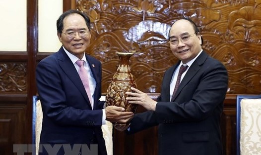 Chủ tịch nước Nguyễn Xuân Phúc trao tặng phẩm cho Đại sứ Hàn Quốc Park Noh Wan. Ảnh: TTXVN