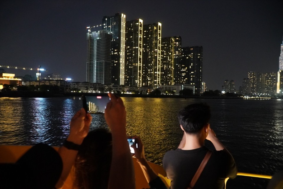 Du khách ngắm TPHCM về đêm. Ảnh: LDO.