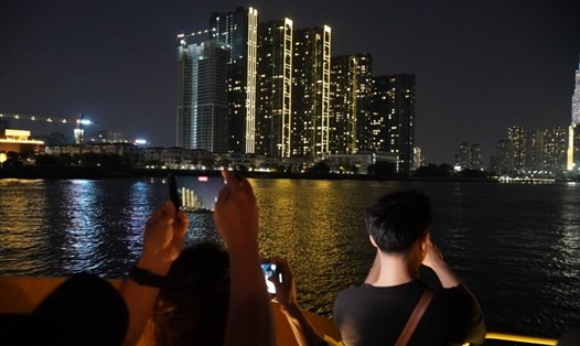 Du khách ngắm TPHCM về đêm. Ảnh: LDO.