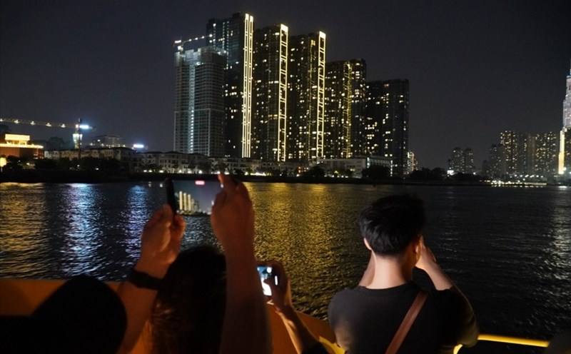 Du khách ngắm TPHCM về đêm. Ảnh: LDO.