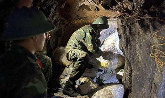 Lực lượng công binh đặt vật liệu nổ đánh sập các hầm vàng trái phép. Ảnh: Ngọc Sánh