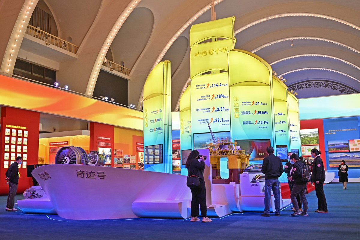 Tham quan mô hình con tàu "thần kỳ" kinh tế Trung Quốc tại trung tâm triển lãm ở Bắc Kinh, ngày 8.10.2022. Ảnh: Tân Hoa xã