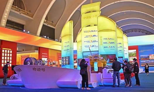 Tham quan mô hình con tàu "thần kỳ" kinh tế Trung Quốc tại trung tâm triển lãm ở Bắc Kinh, ngày 8.10.2022. Ảnh: Tân Hoa xã
