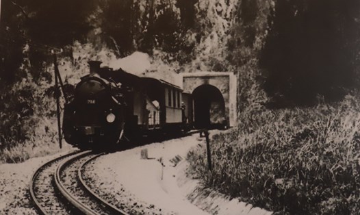 Đoàn tàu chạy trên đường sắt răng cưa nối Tháp Chàm - Đà Lạt trước đây.